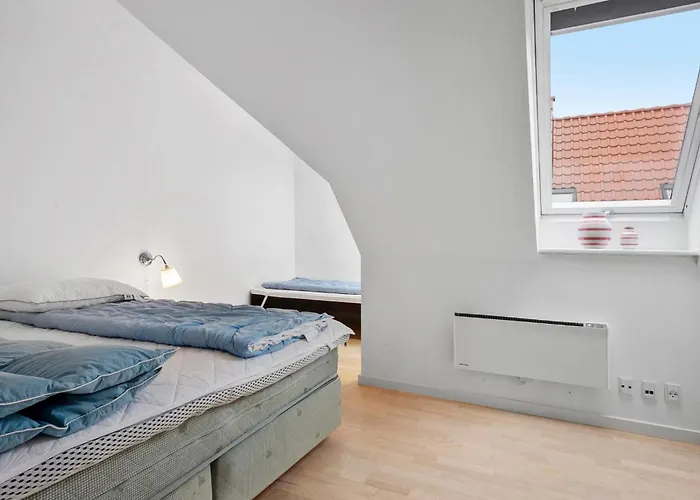 Three-bedroom In Karrebaksminde شقة